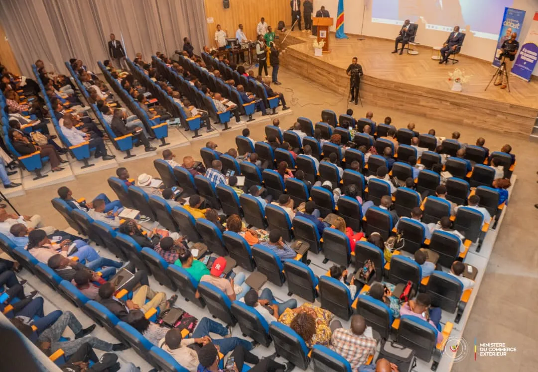 MINISTÈRE DU COMMERCE EXTÉRIEUR :  LE MINISTRE JULIEN PALUKU KAHONGYA FACE AUX ÉTUDIANTS DE L'UNIVERSITE PÉDAGOGIQUE NATIONALE-UPN DANS UNE CONFÉRENCE- DEBAT SUR LA ZLECAF ET LE COMMERCE MULTILATÉRAL
